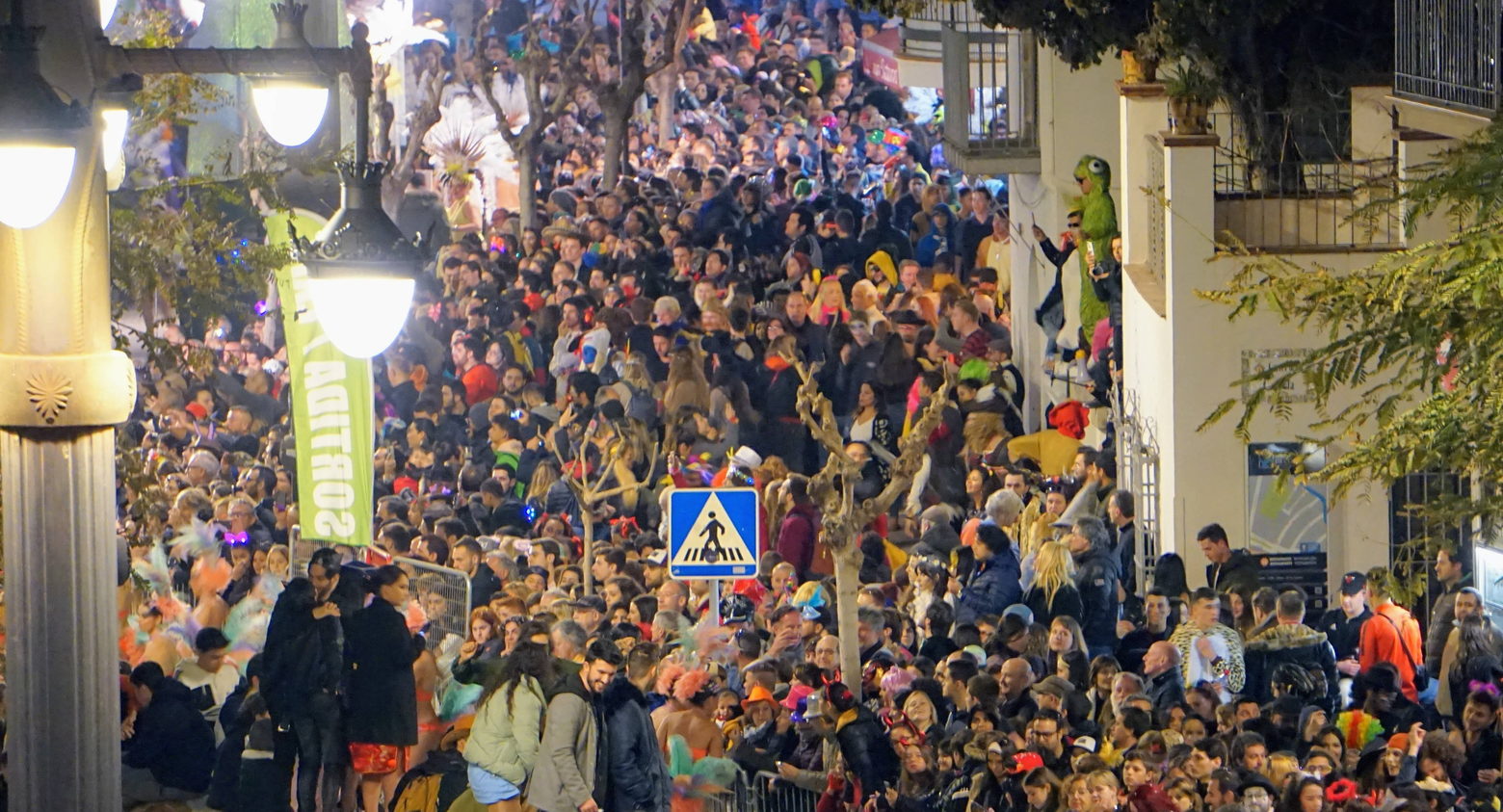 Sitges carnival crowd